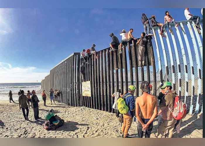 un grupo de jóvenes tratando de pasar la frontera con EEUU