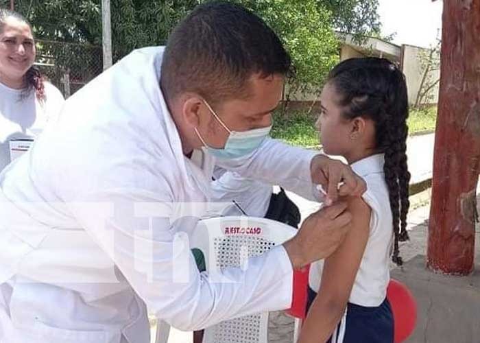 Personal médico realizando la jornada de vacunación en Río San Juan