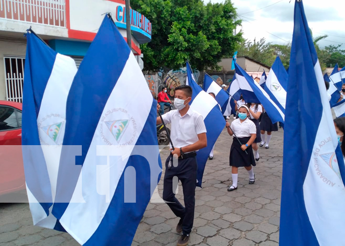 Desfile escolar en honor a las Fiestas Patrias