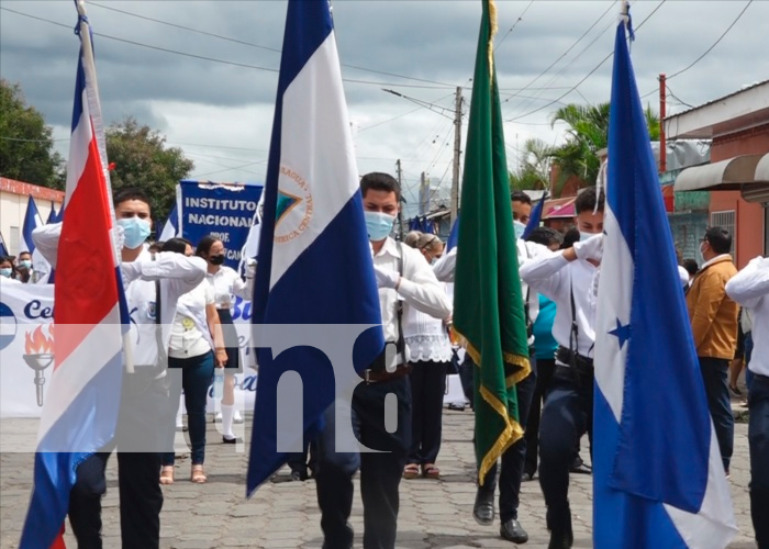 Desfile escolar en honor a las Fiestas Patrias