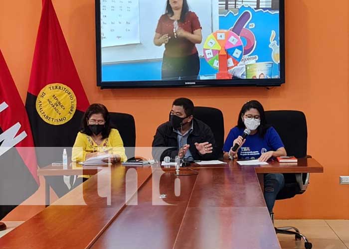 Autoridades educativas de Nicaragua exponiendo sobre las teleclases