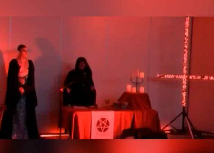 Escena de la Cadena de noticias en Australia transmite por error un ritual satánico