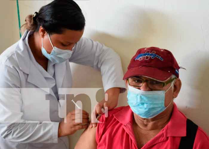 Primera dosis de vacuna contra la COVID-19 a personas de 45 años en León