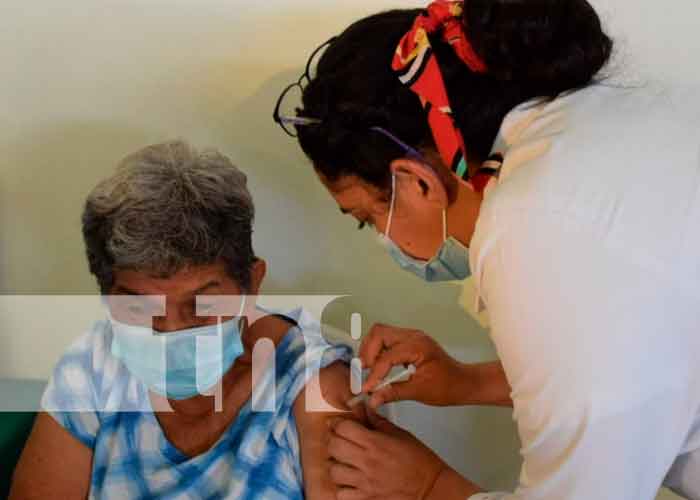 Primera dosis de vacuna contra la COVID-19 a personas de 45 años en León