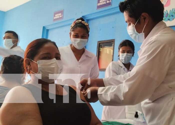  Más nicaragüenses aplicándose la vacuna contra el Covid-19; acción que brinda confianza en el seno familiar.