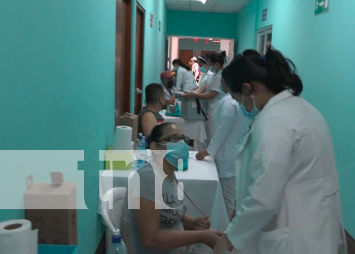 Habitantes de Rio Blanco reciben vacuna contra el Covid-19