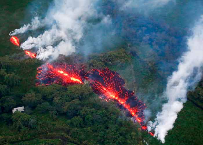 Lava durante erupciones en curso del volcán Kilauea en Hawái (EE.UU.), el 13 de mayo de 2018