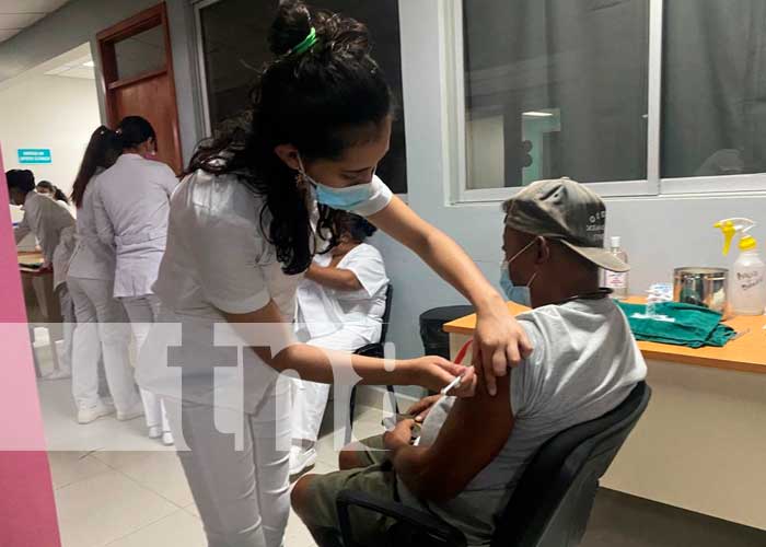 Pacientes de 30 años reciben la primera dosis de la vacuna contra el COVID-19 en Rivas