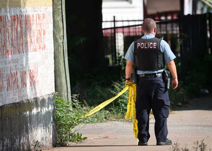 Matan de 7 disparos a joven de 18 años mientras estaba frente a su casa en EE.UU.