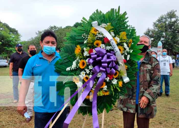  Trabajadores de ENABAS depositan ofrenda floral a héroes nacionales