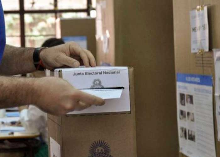 Argentinos participan en las Elecciones PASO 2021.