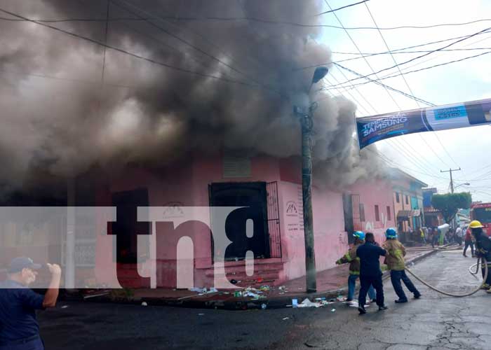 Voraz incendio afecta varias viviendas en Chinandega