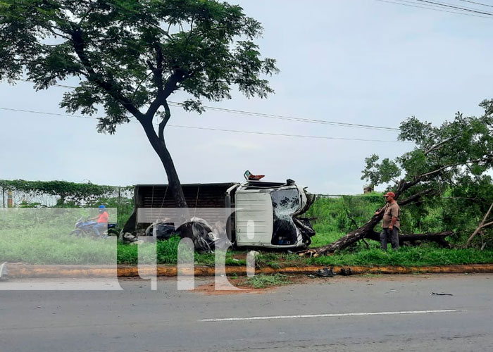 "Vivos de puro milagro" camionsito se vuelca en Managua