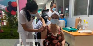 Pacientes de 30 años reciben la primera dosis de la vacuna contra el COVID-19 en Rivas