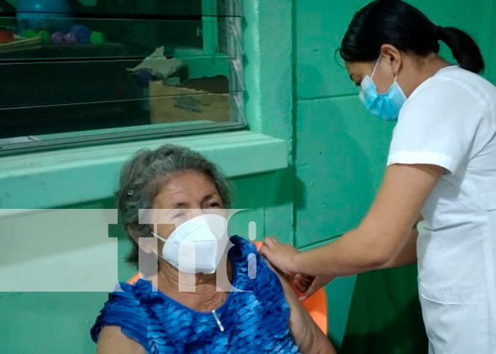 Aplican la primera dosis de la vacuna contra el COVID-19 AstraZeneca en Boaco
