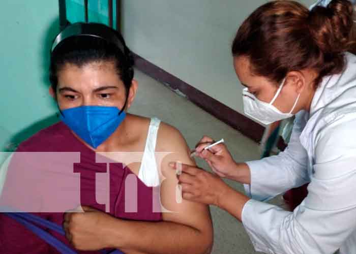 Habitantes de 30 años a más de Tipitapa reciben la primera dosis de la vacuna AstraZeneca