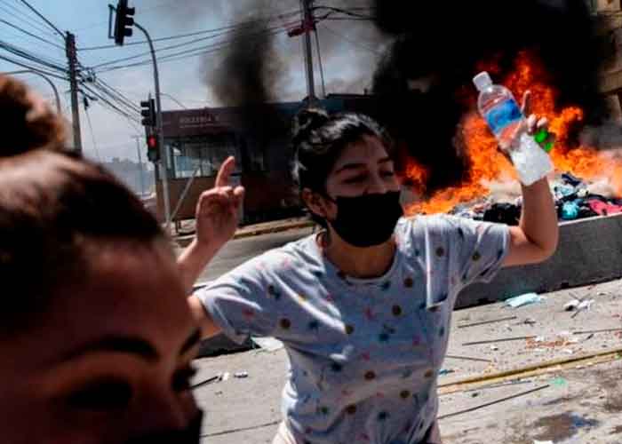 Foto: Varios manifestantes de la ciudad de Iquique quemaron pertenencias de los extranjeros.