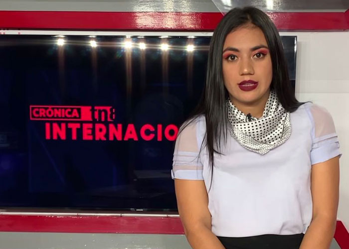 Presentadora Karleydi Zeledón, en el set de noticias de Crónica TN8