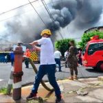 Voraz incendio consume el mercado municipal de la capital de El Salvador