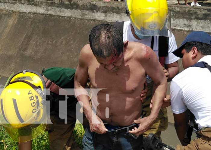 Foto: Rescate de un anciano que cayó a un cauce de Managua / TN8