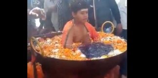 Captan a un niño hirviendo en una olla mientras medita en la India