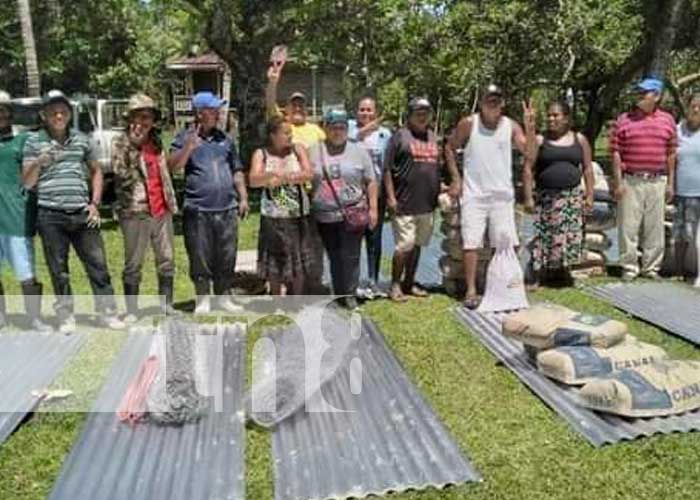 Entrega de bonos de cerdos para familias productoras del Caribe Norte