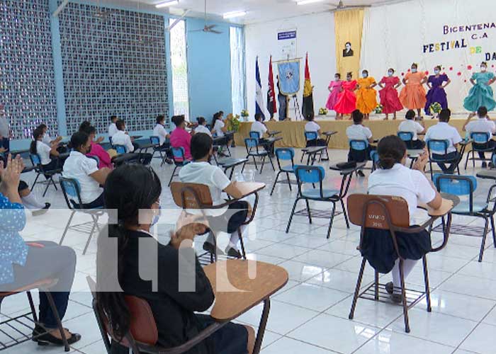 Estudiantes de magisterio en Managua reciben clases de danza de Nicaragua