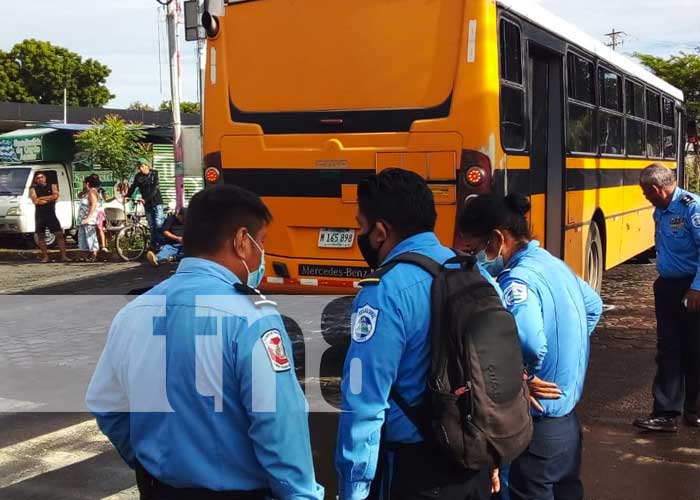 Escena de un accidente mortal con un bus en Managua, donde una señora perdió la vida