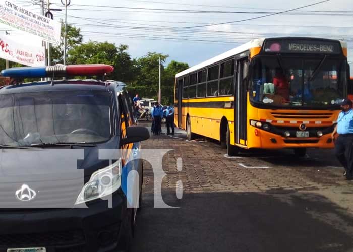 Escena de un accidente mortal con un bus en Managua, donde una señora perdió la vida