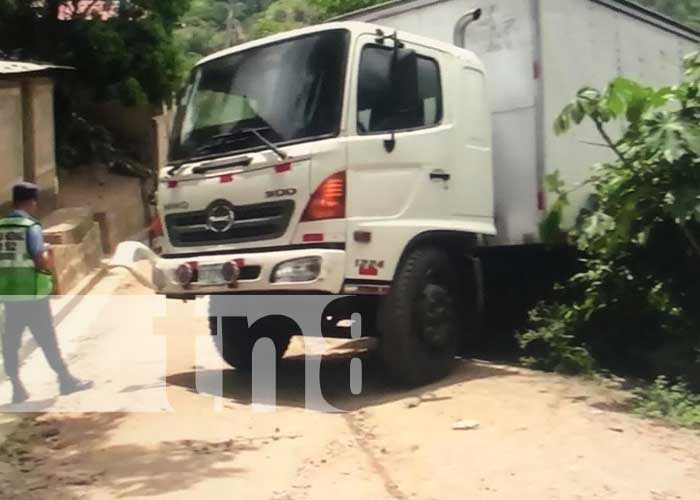Camión casi mata a una familia en El Jícaro