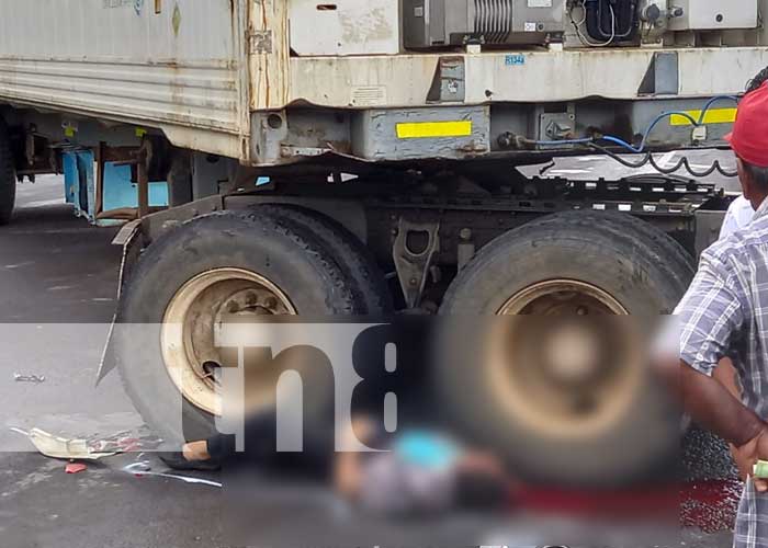 Escena del accidente mortal entre una moto y un camión en Chinandega