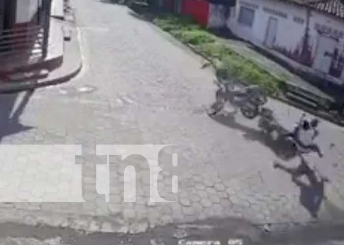 Violento choque entre motos en una calle de Somotillo