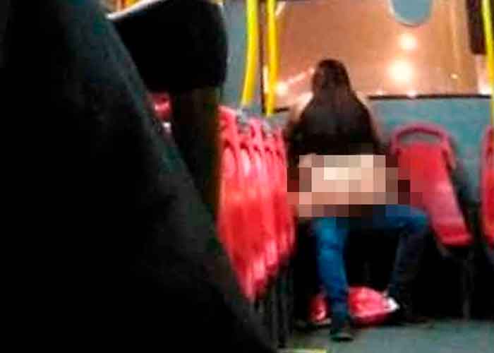 ¡No se aguantaron! Una pareja colombiana echó su "polvo" en un bus