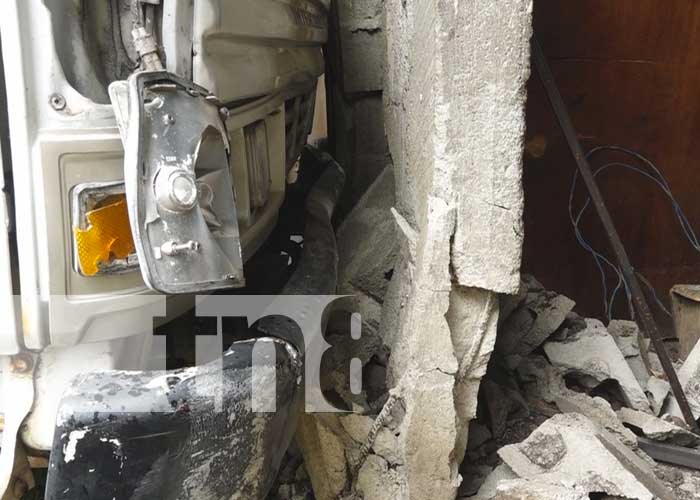 Camión pierde los frenos y se estrella en una casa en Estelí