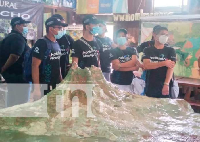 Hackathon Nicaragua visitan el Volcán Mombacho 