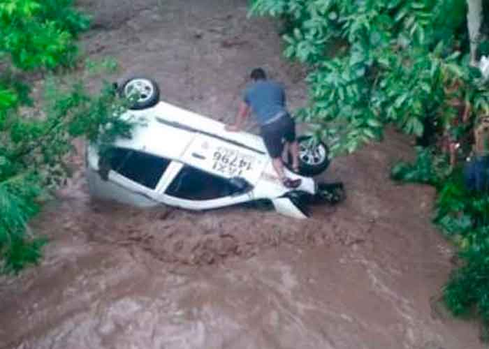 Fuertes corrientes arrastran un carro tras las lluvias en Guatemala 