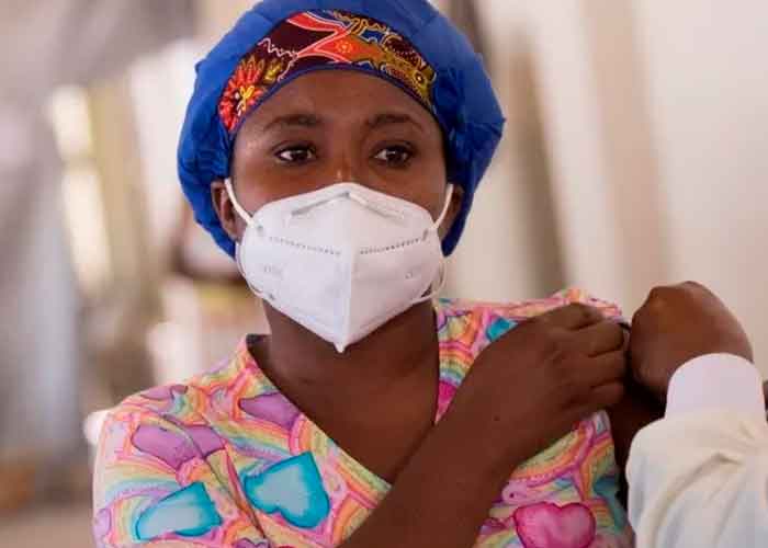 Una mujer haitiana en la jornada de vacunación  contra el Covid-19
