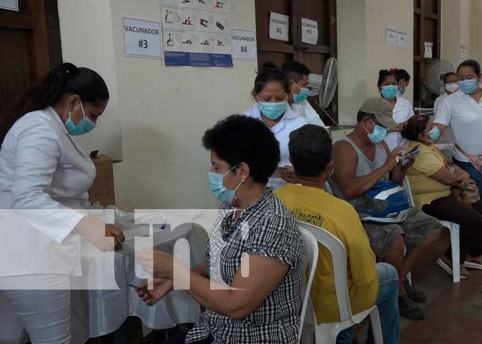 Cientos de ciudadanos acudieron a la jornada de vacunación
