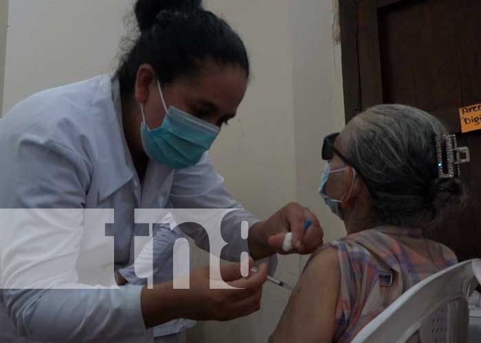 Cientos de ciudadanos acudieron a la jornada de vacunación