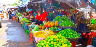 Tramos de frutas y verduras fresca en el mercado de Managua