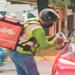 Repartidor da lección a conductor que tiró basura en la calle (VIDEO)