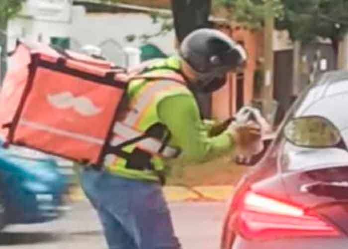 Repartidor le da una buena lección a automovilista que tira basura en la calle 