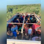 Rescatan a 80 migrantes hondureños abandonados en un camión en México