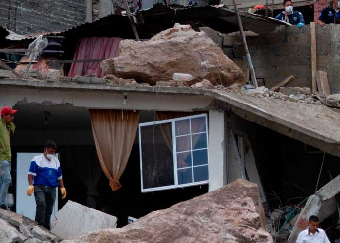 Derrumbe de cerro en México deja al menos dos muertos y 10 desaparecidos.