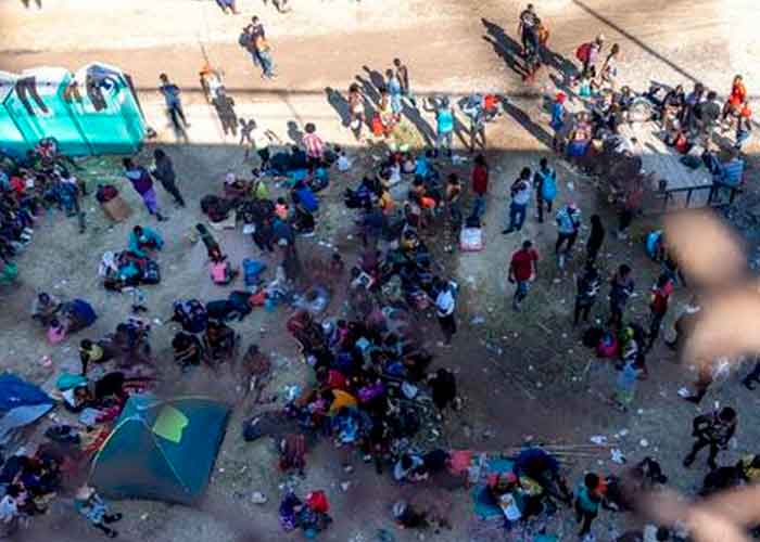 Miles de migrantes acampan bajo un puente en la frontera sur de EE.UU.
