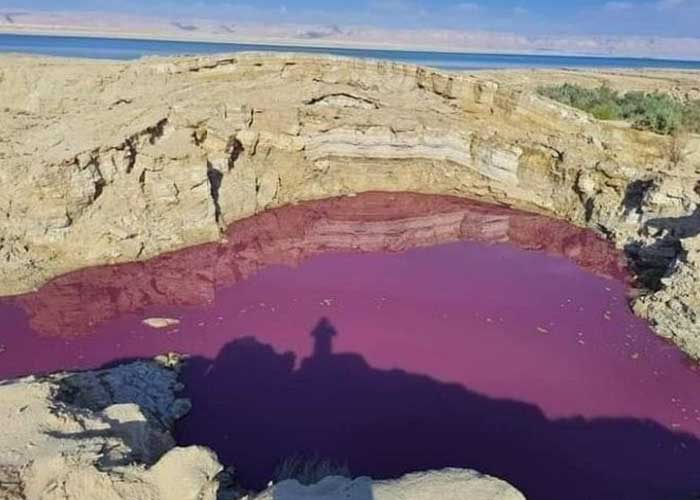 Cómo en la plagas de Egipto un río se vuelve color 'sangre' en Jordania