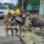 Moto se incendia de manera sorpresiva en San Judas