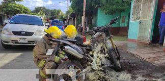 Moto se incendia de manera sorpresiva en San Judas