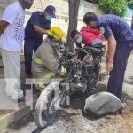 Moto hecha chatarra tras incendiarse en Managua