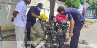 Moto hecha chatarra tras incendiarse en Managua